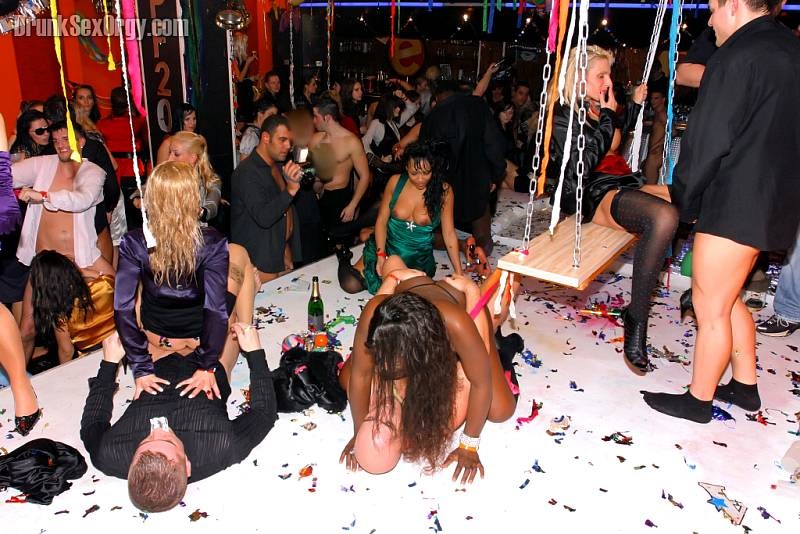 Rubia inserta una botella de champán
 #76841775