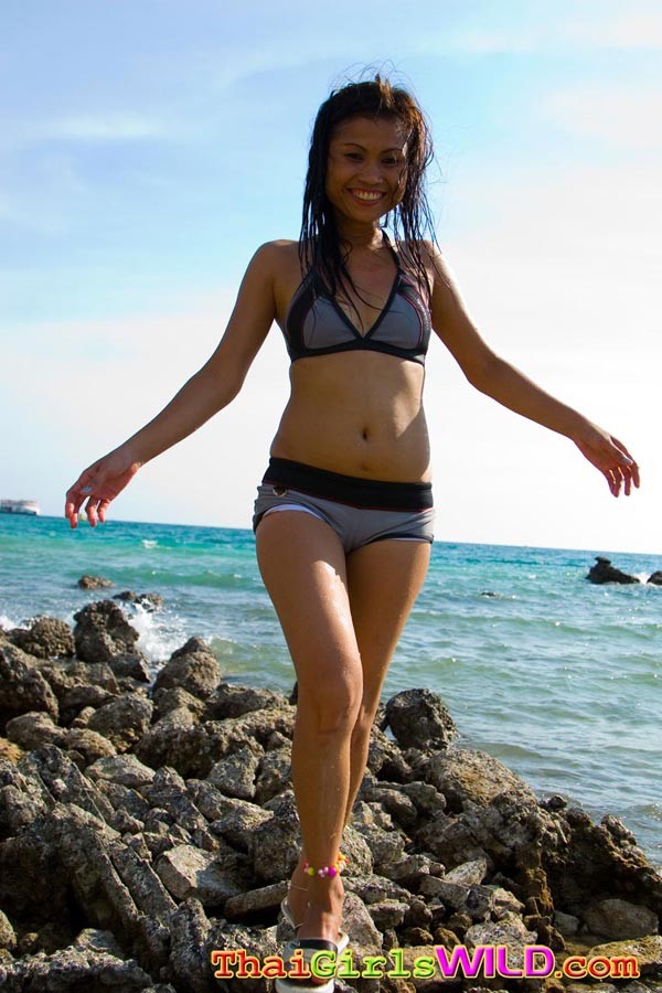 小柄でセクシーなタイ人女性がビーチでビキニを脱ぐ
 #69760102