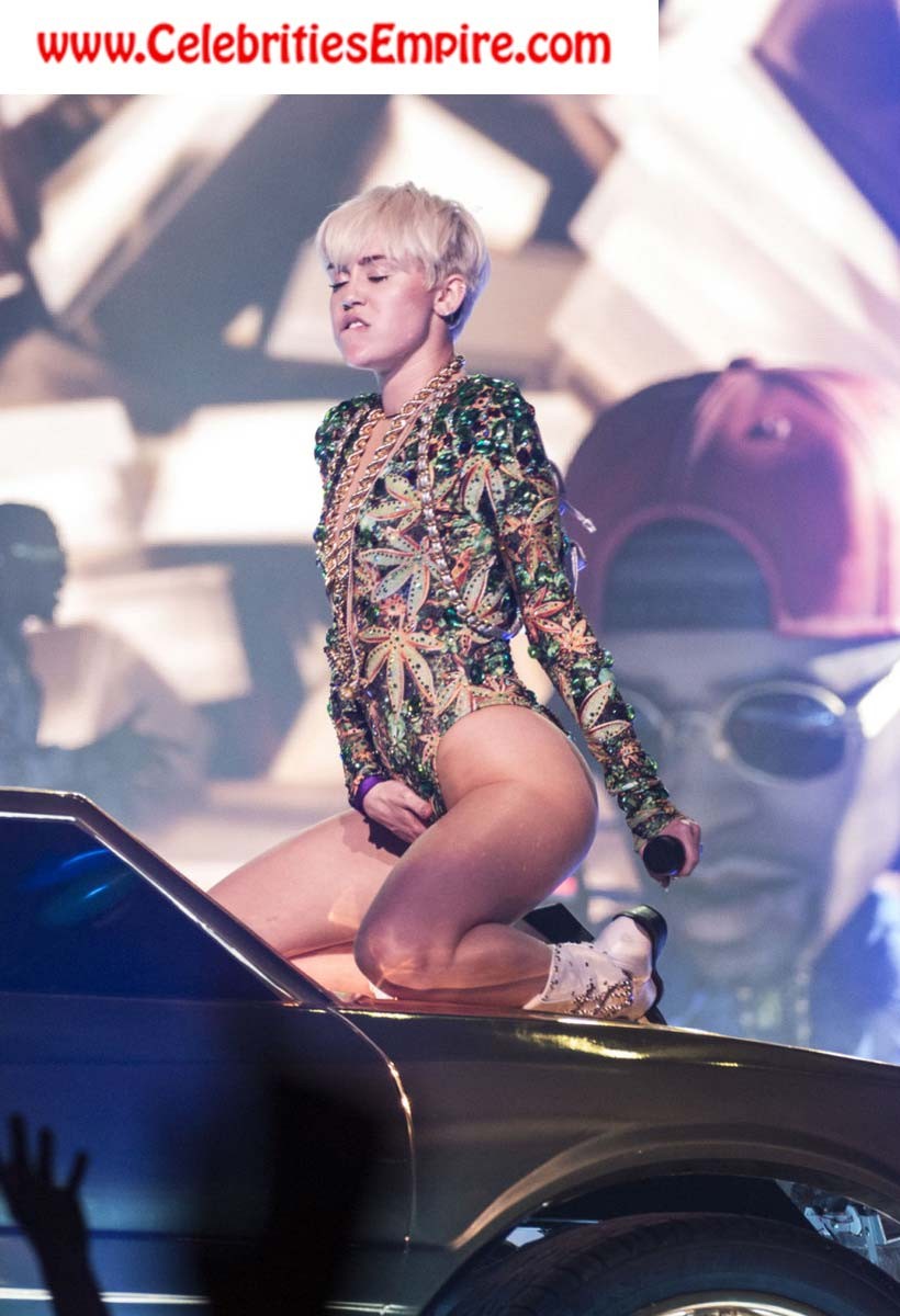 Miley Cyrusが脚を広げておっぱいを見せている。
 #70890418