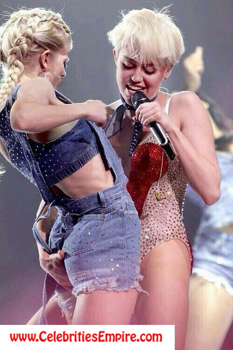 Miley Cyrusが脚を広げておっぱいを見せている。
 #70890422