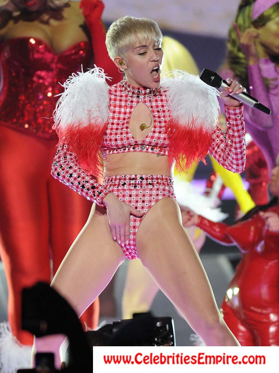 Miley Cyrusが脚を広げておっぱいを見せている。
 #70890427