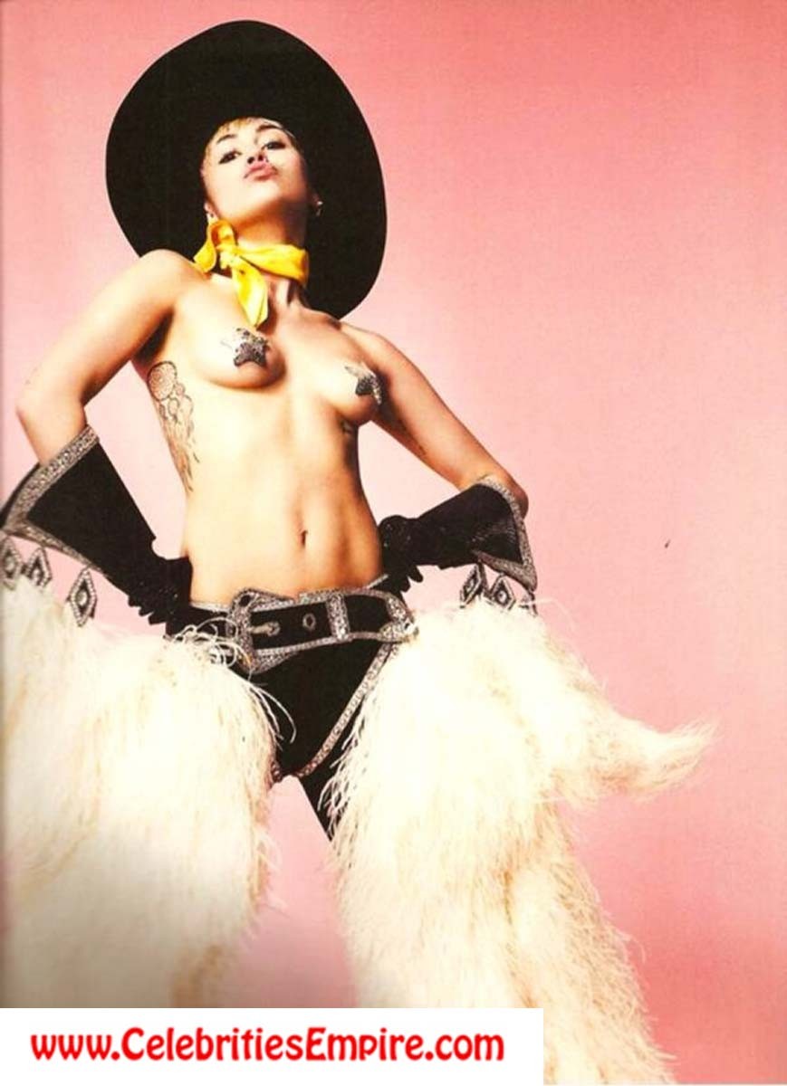Miley cyrus se abre de piernas y muestra sus tetas desnudas
 #70890443