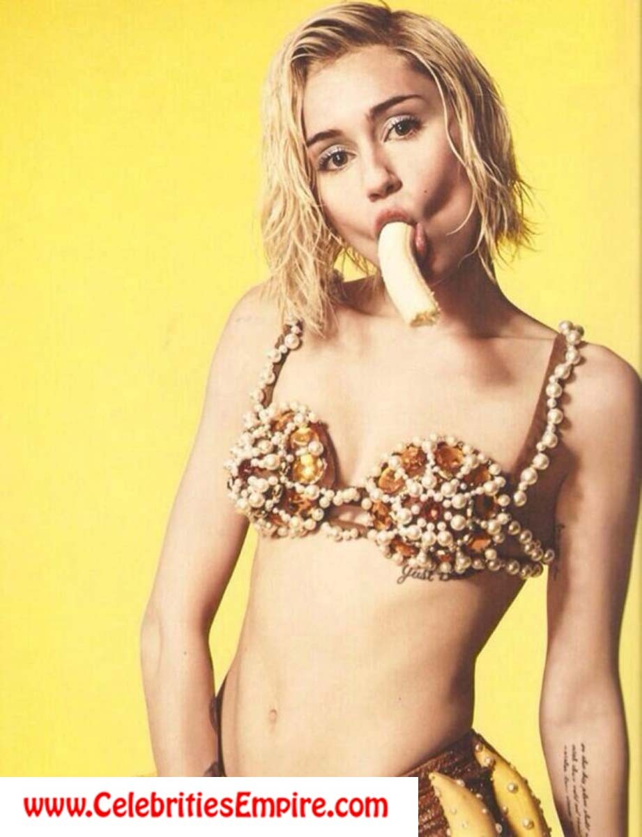 Miley cyrus écarte les jambes et montre ses seins nus
 #70890447