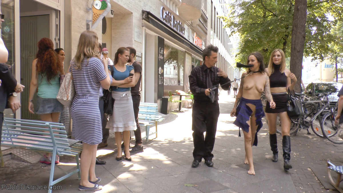 Stehend an einer Ecke in der Innenstadt von Berlin, wirft sich Coco Chanal auf Pedestria
 #71872254