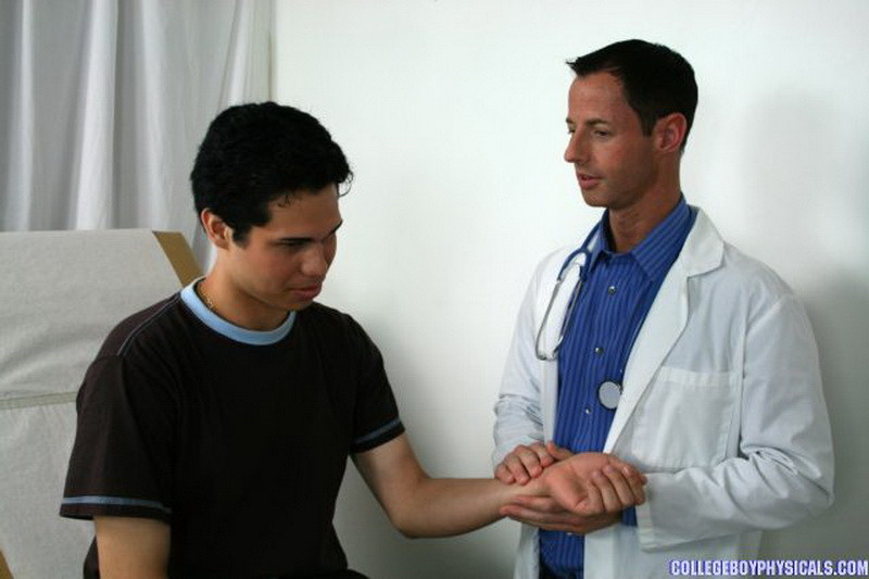 Médico gay revisando a un inocente jovencito y haciéndole una mamada
 #76980895