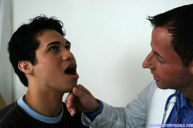 Médico gay revisando a un inocente jovencito y haciéndole una mamada
 #76980906