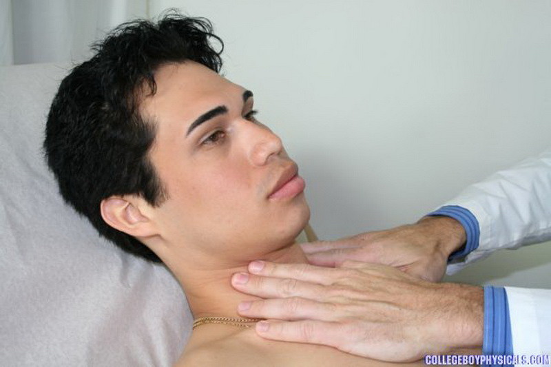 Médico gay revisando a un inocente jovencito y haciéndole una mamada
 #76980927