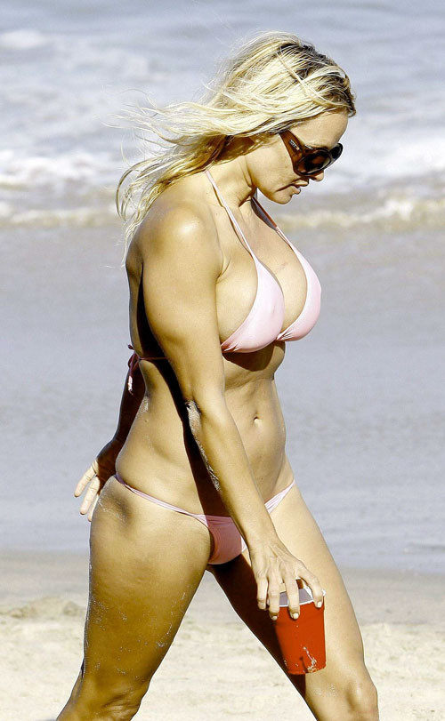 Pamela Anderson très sexy en bikini sur des photos de paparazzi et montrant sa chatte et ses seins.
 #75394918