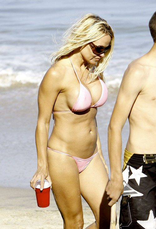 Pamela Anderson zeigt sich sehr sexy im Bikini auf Paparazzi Fotos und zeigt ihre Muschi und
 #75394942