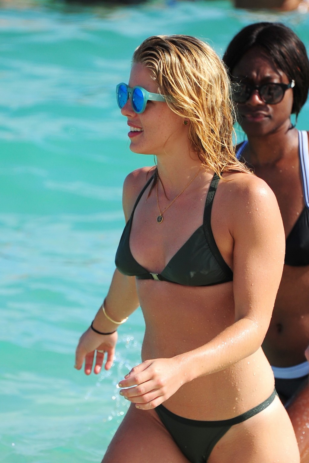 Emily bett rickards trägt einen winzigen grünen Bikini am Strand
 #75148022