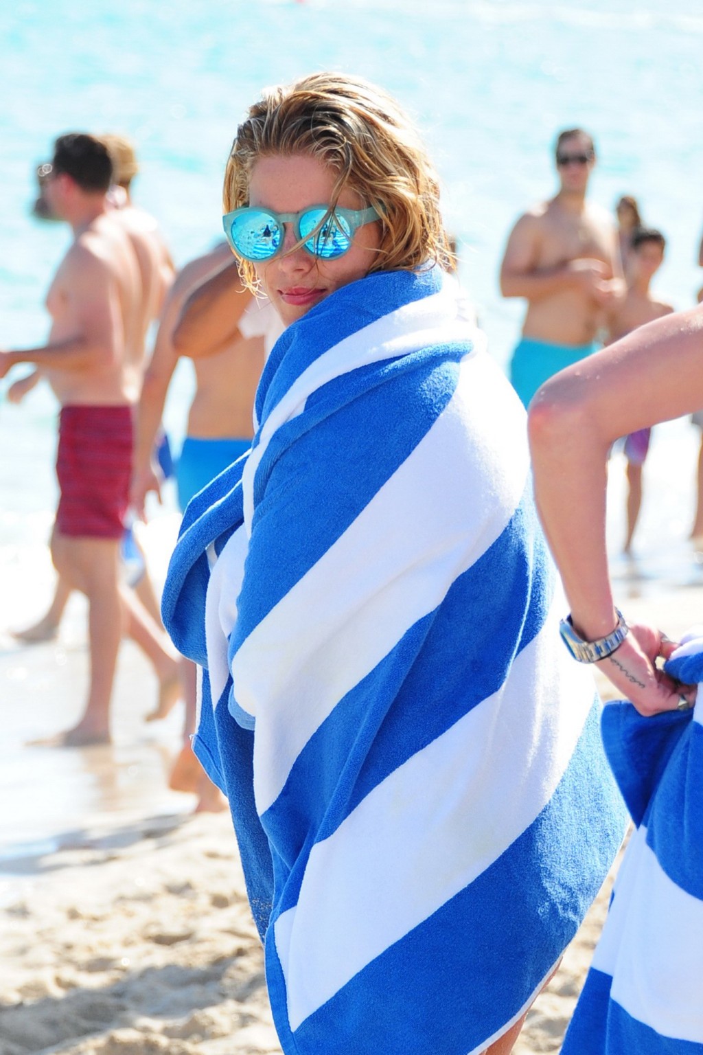 Emily bett rickards trägt einen winzigen grünen Bikini am Strand
 #75148124