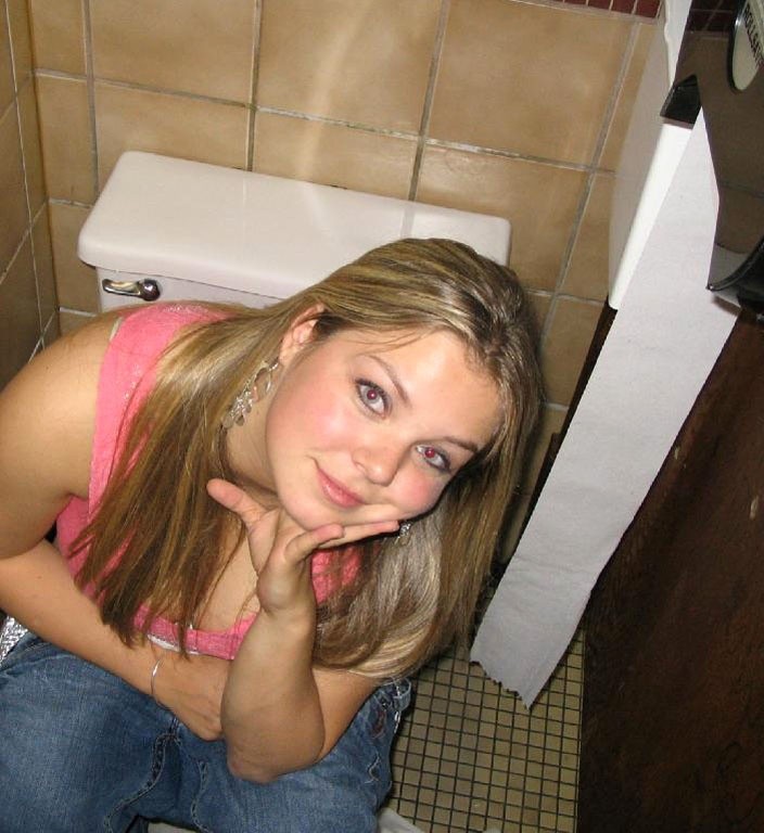 Des fêtardes ivres surprises en train de pisser sur les toilettes
 #67102599