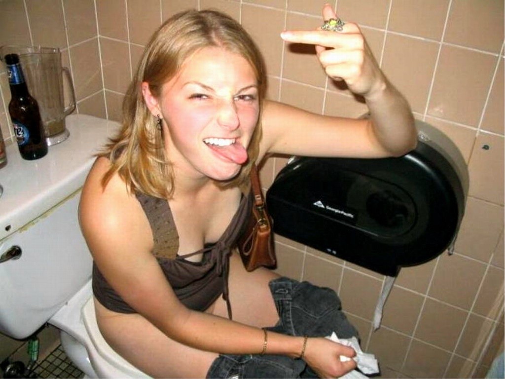 Betrunkene Party-Mädchen beim Pinkeln auf der Toilette erwischt
 #67102638