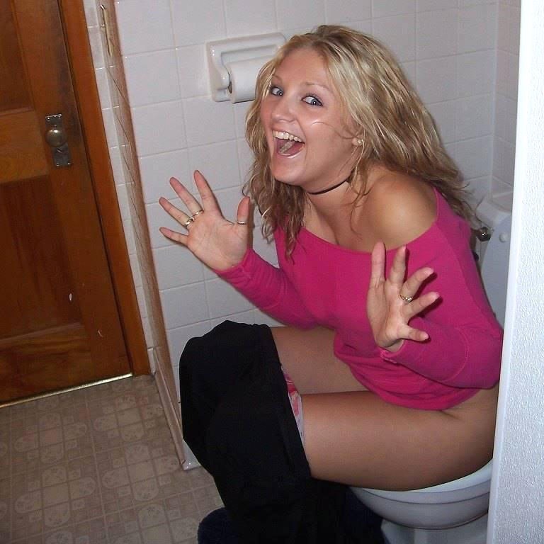 Des fêtardes ivres surprises en train de pisser sur les toilettes
 #67102711