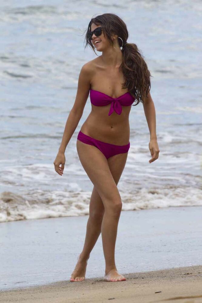 Des jeunes filles nues à la plage en bikini et posant pour des photos 27
 #72242592