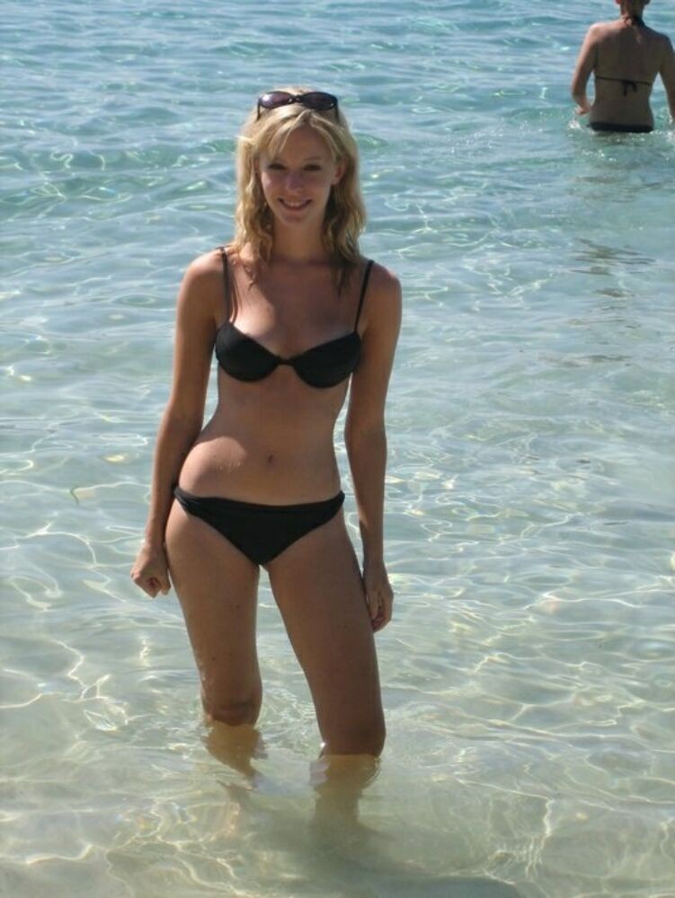 Amigas jóvenes desnudas en la playa y en bikini y posando para las fotos 27
 #72242629