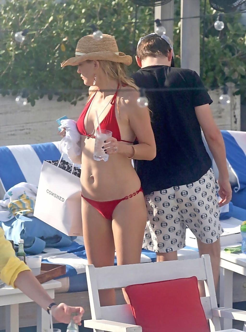Kate hudson portant un bikini rouge très léger au bord d'une piscine à Miami
 #75240088