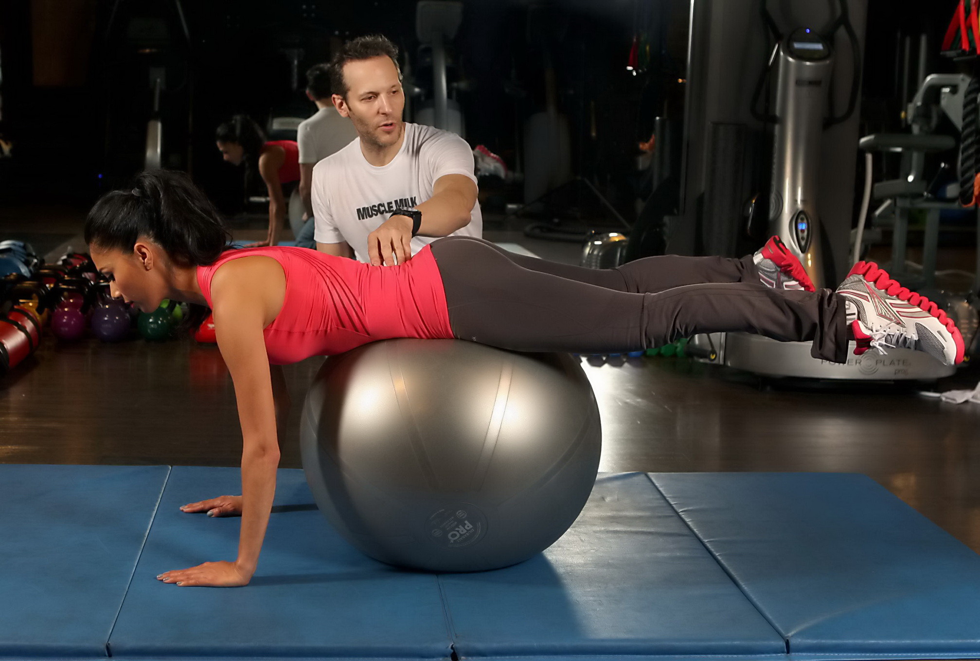 Nicole scherzinger haciendo ejercicio con un escaso top rojo y mallas en una sesión de fotos en
 #75219638