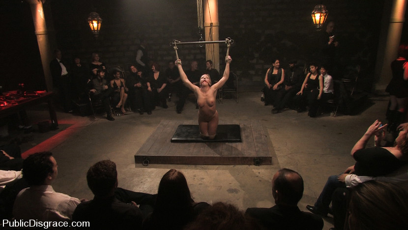 Dia zerva es usada en todos sus agujeros por una multitud de extraños cachondos
 #72129161