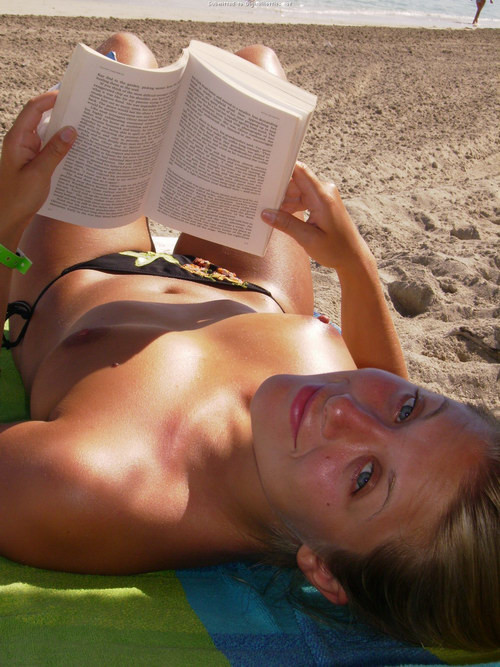Bionda fidanzata nicole topless in posa e rilassarsi sulla spiaggia
 #68178790