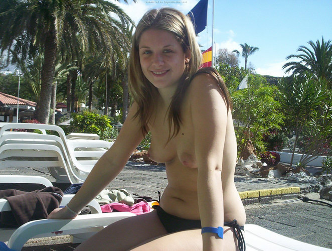 Bionda fidanzata nicole topless in posa e rilassarsi sulla spiaggia
 #68178832