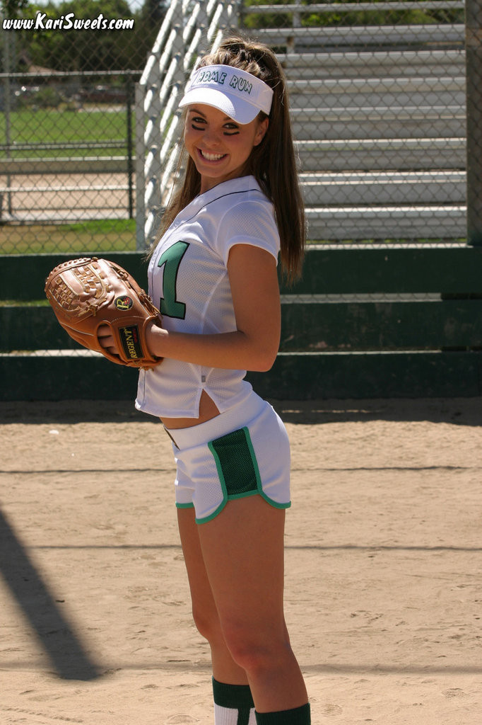 Una joven jugando al softball en el instituto
 #67837302