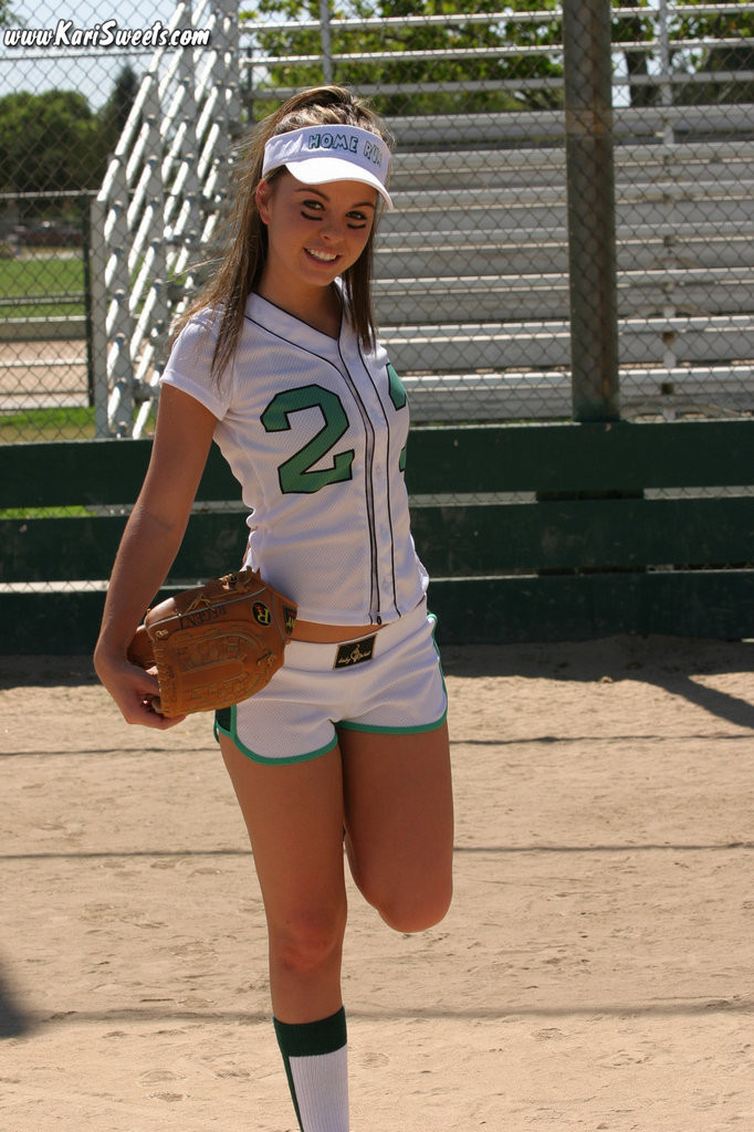 Una joven jugando al softball en el instituto
 #67837311