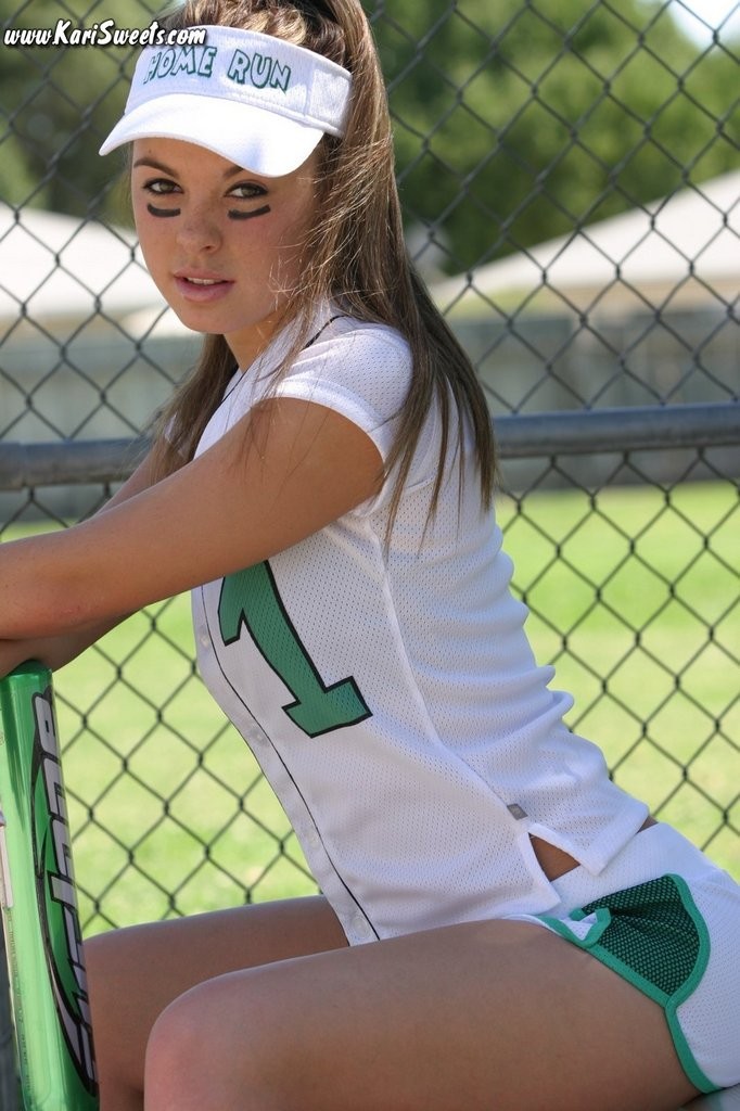 Una joven jugando al softball en el instituto
 #67837319