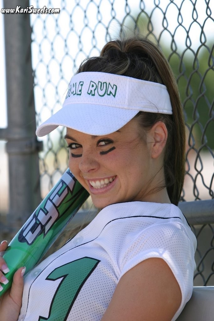 Une jeune jouant au softball à l'école secondaire.
 #67837327