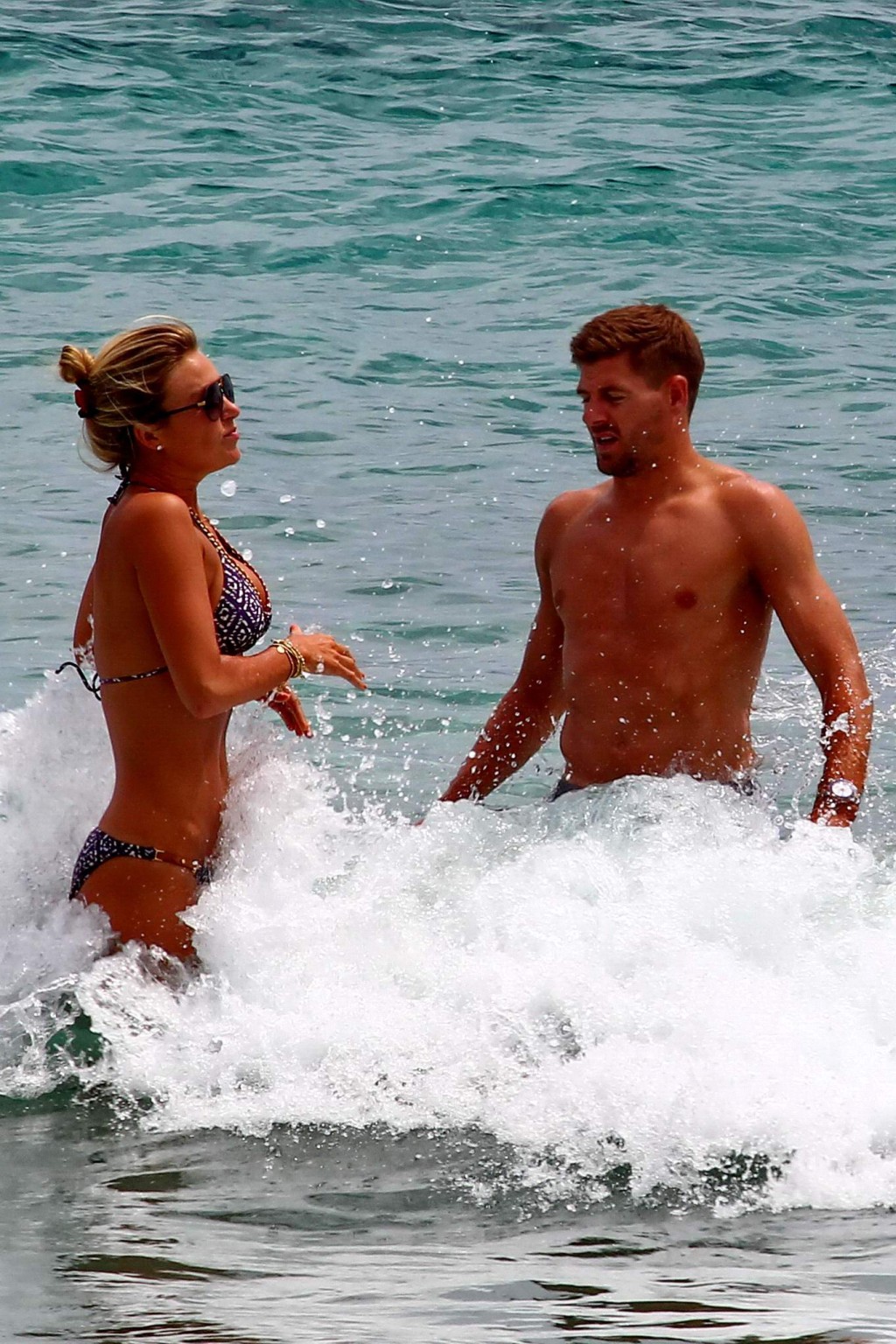 Vollbusiger Alex Gerrard trägt einen Bikini am Strand von Ibiza
 #75191224