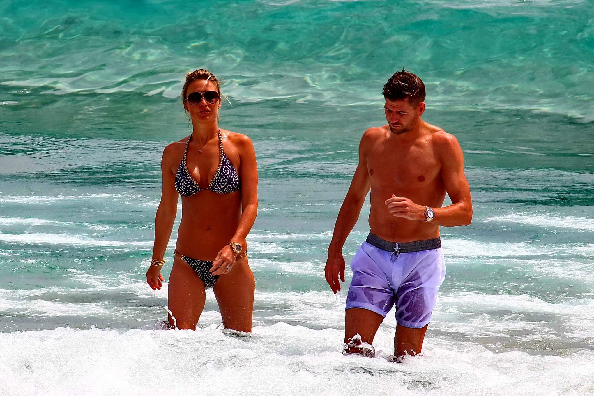 Alex Gerrard en bikini sur une plage d'Ibiza avec une grosse poitrine
 #75191316