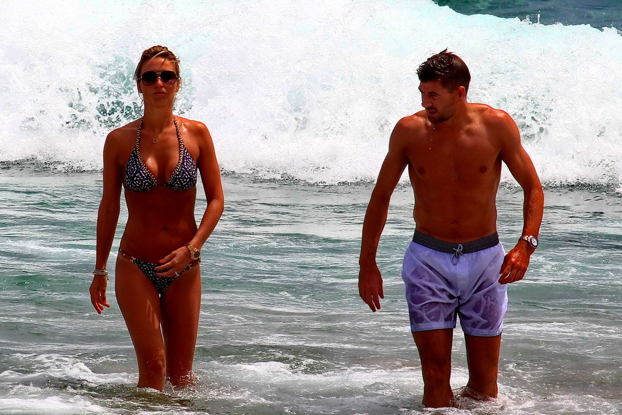 Alex Gerrard en bikini sur une plage d'Ibiza avec une grosse poitrine
 #75191334