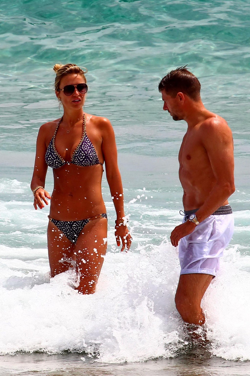 Alex Gerrard en bikini sur une plage d'Ibiza avec une grosse poitrine
 #75191341