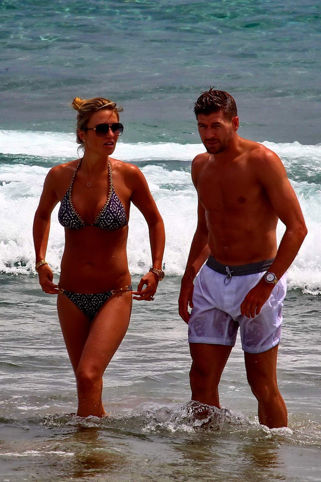 Alex Gerrard en bikini sur une plage d'Ibiza avec une grosse poitrine
 #75191393