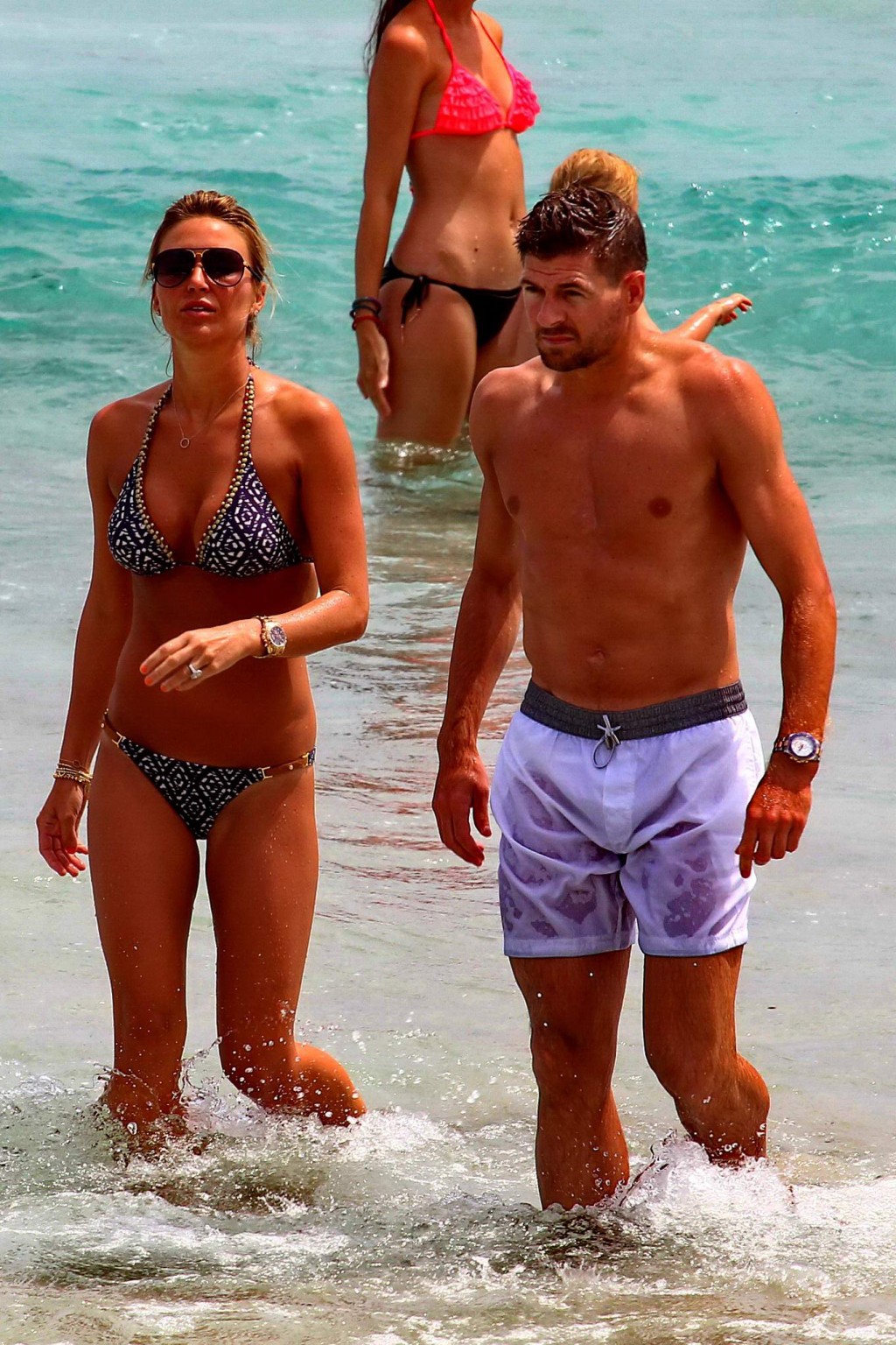 Alex Gerrard en bikini sur une plage d'Ibiza avec une grosse poitrine
 #75191409