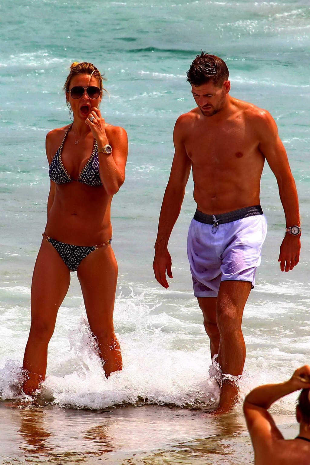 Alex Gerrard en bikini sur une plage d'Ibiza avec une grosse poitrine
 #75191415