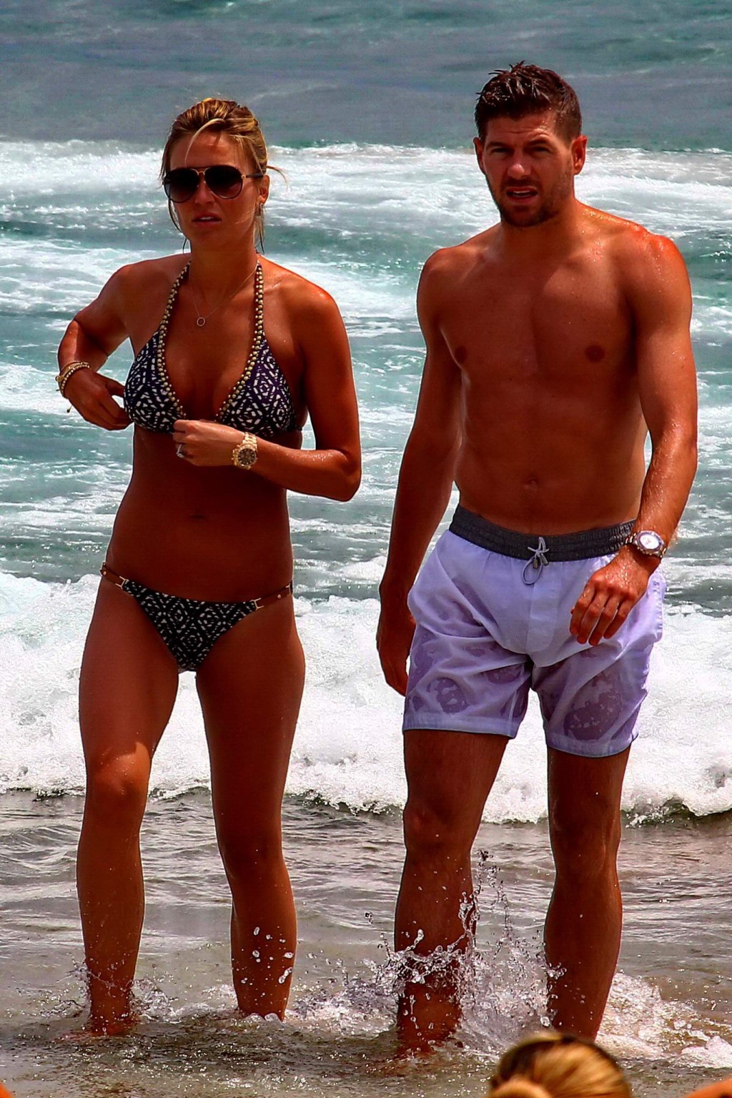 Alex Gerrard en bikini sur une plage d'Ibiza avec une grosse poitrine
 #75191429