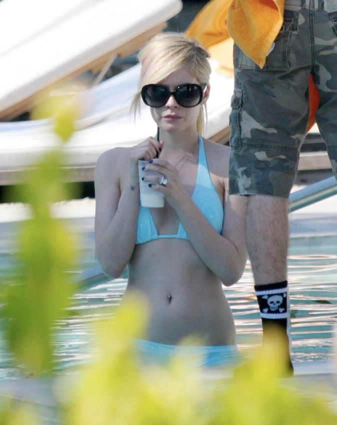 Petite singer Avril Lavignes amazing body in bikini #73193910