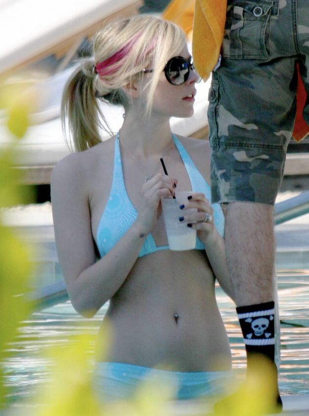 Petite singer Avril Lavignes amazing body in bikini #73193921
