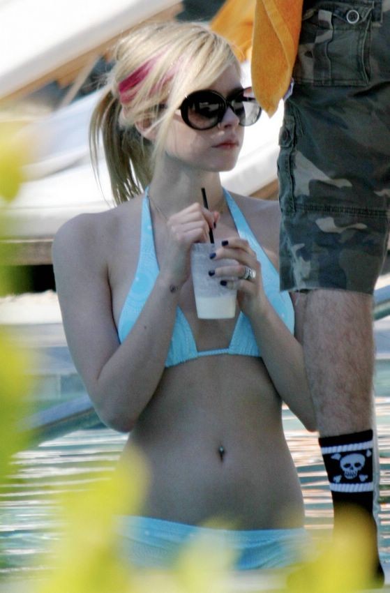 Petite singer Avril Lavignes amazing body in bikini #73193926
