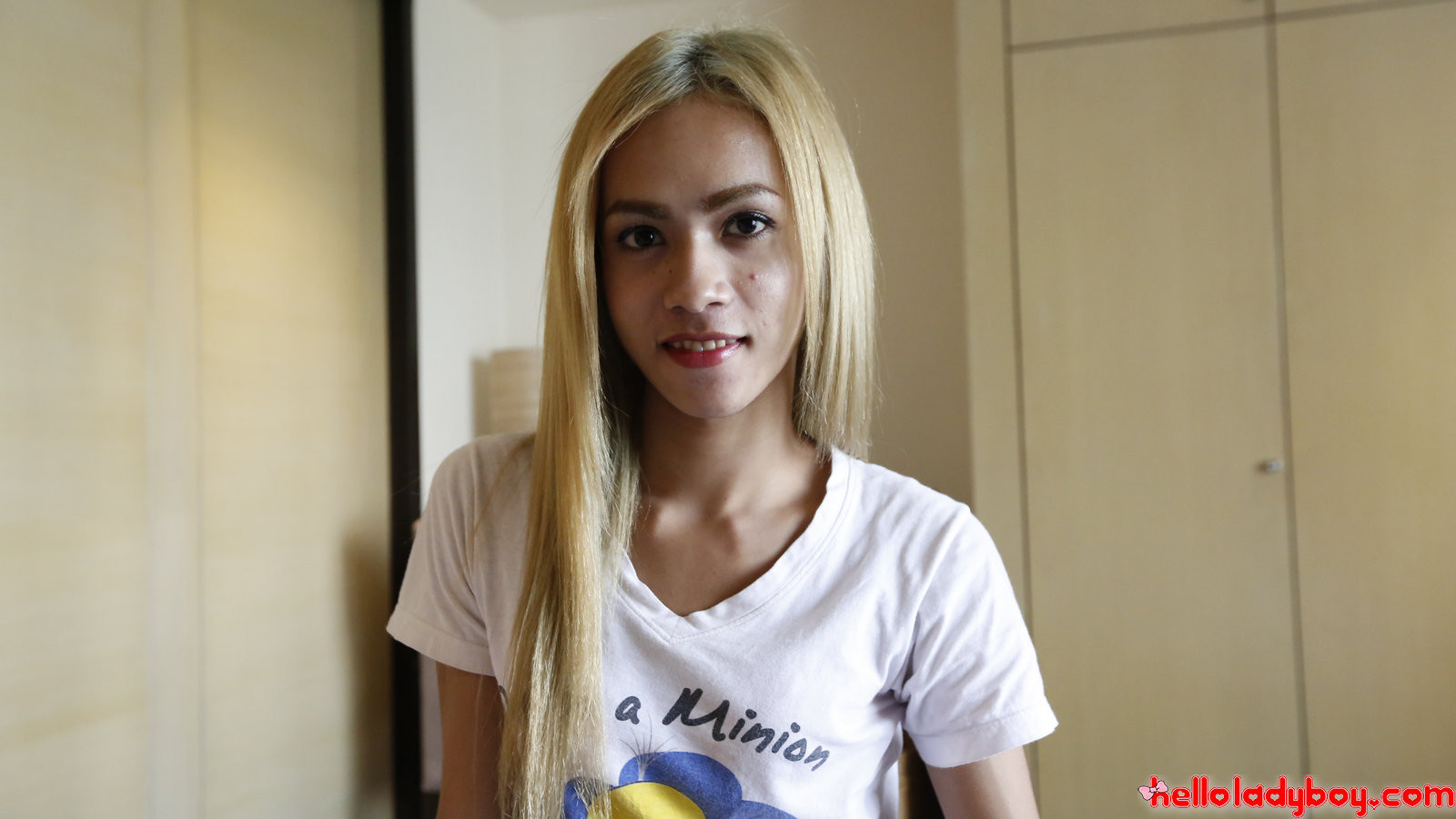 Ladyboy thaïlandaise blonde et sexy suçant une bite étrangère
 #77875504