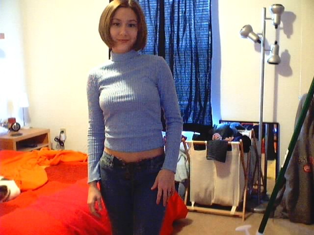 Una linda joven asiática posando para su webcam
 #70033245