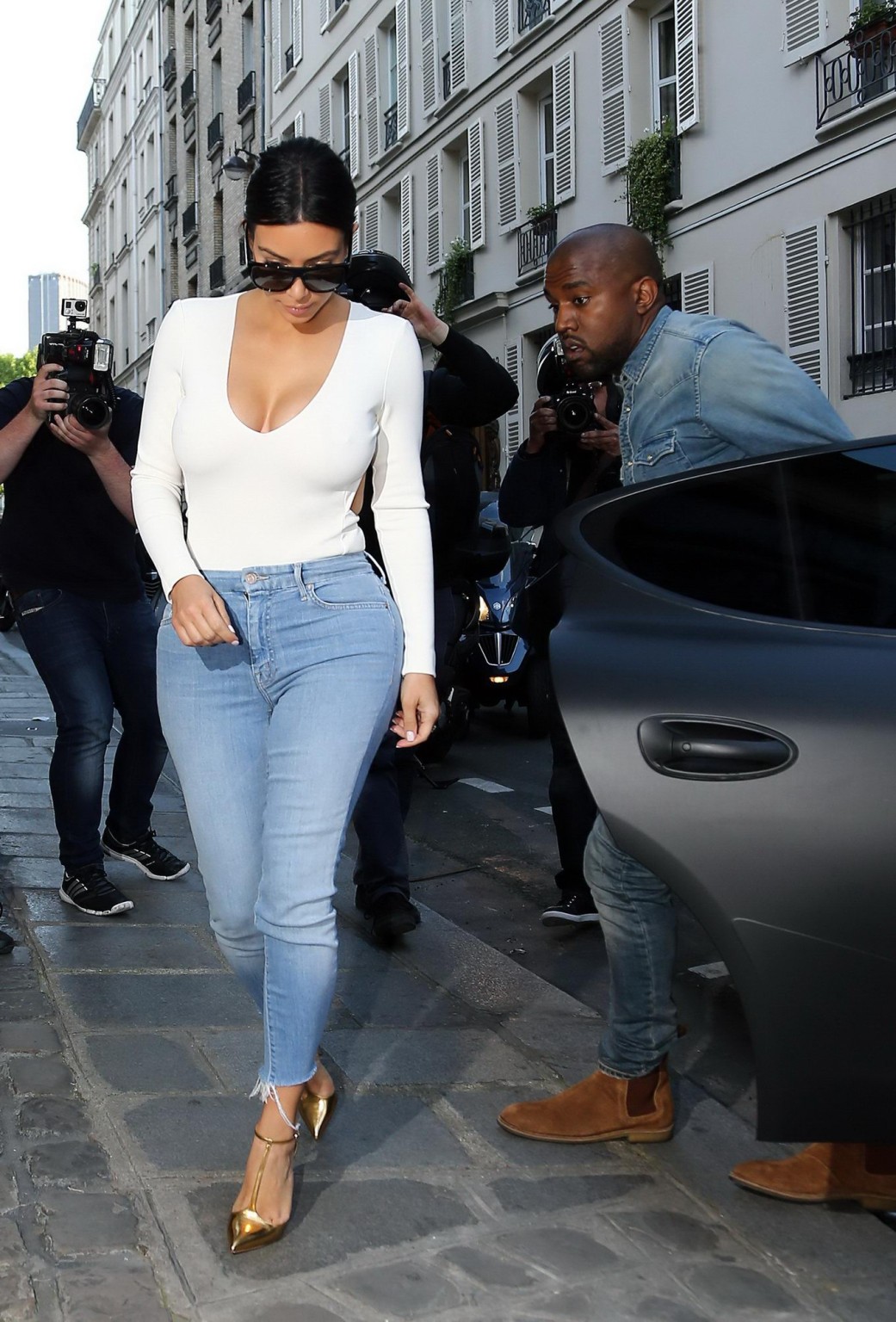 Kim Kardashian mostra il suo corpo formoso indossando top stretto e jeans fuori a Parigi
 #75195682