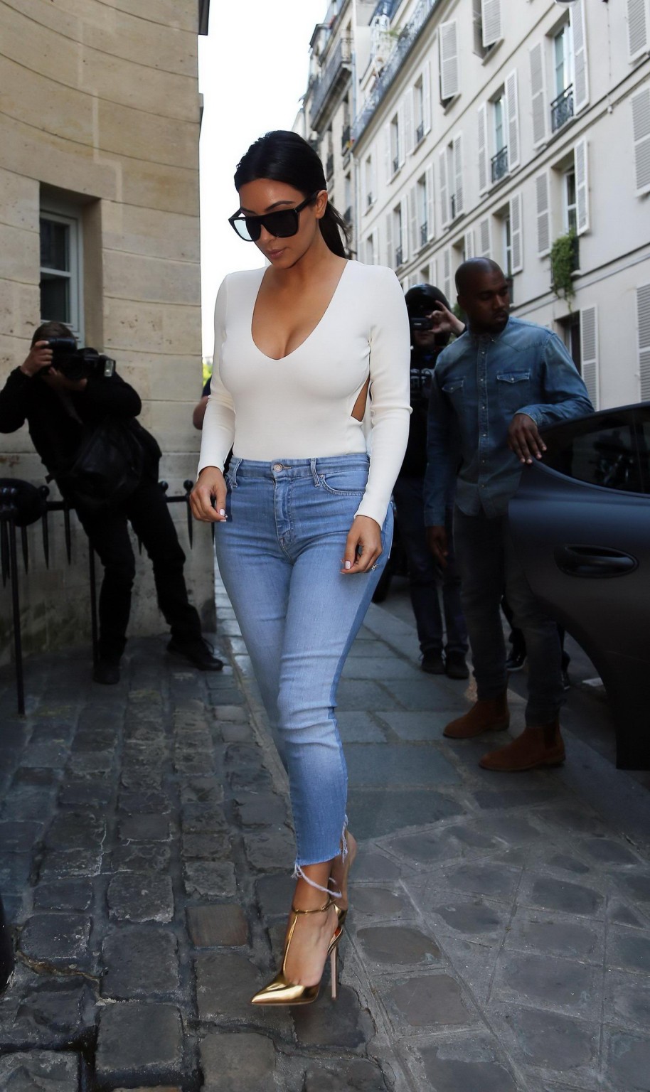 Kim Kardashian mostra il suo corpo formoso indossando top stretto e jeans fuori a Parigi
 #75195689