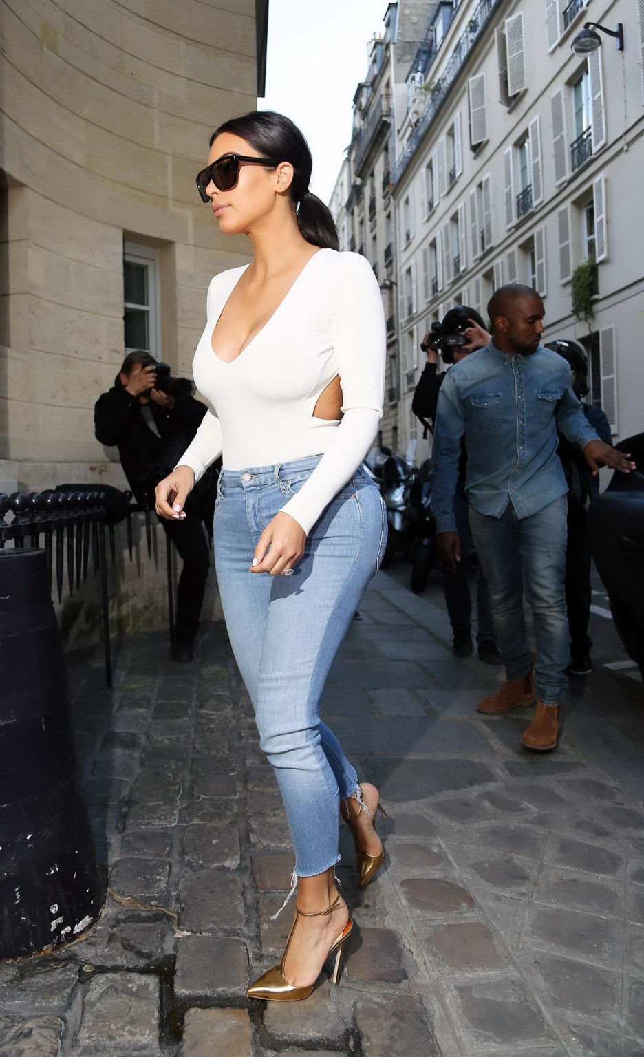 Kim Kardashian mostra il suo corpo formoso indossando top stretto e jeans fuori a Parigi
 #75195694