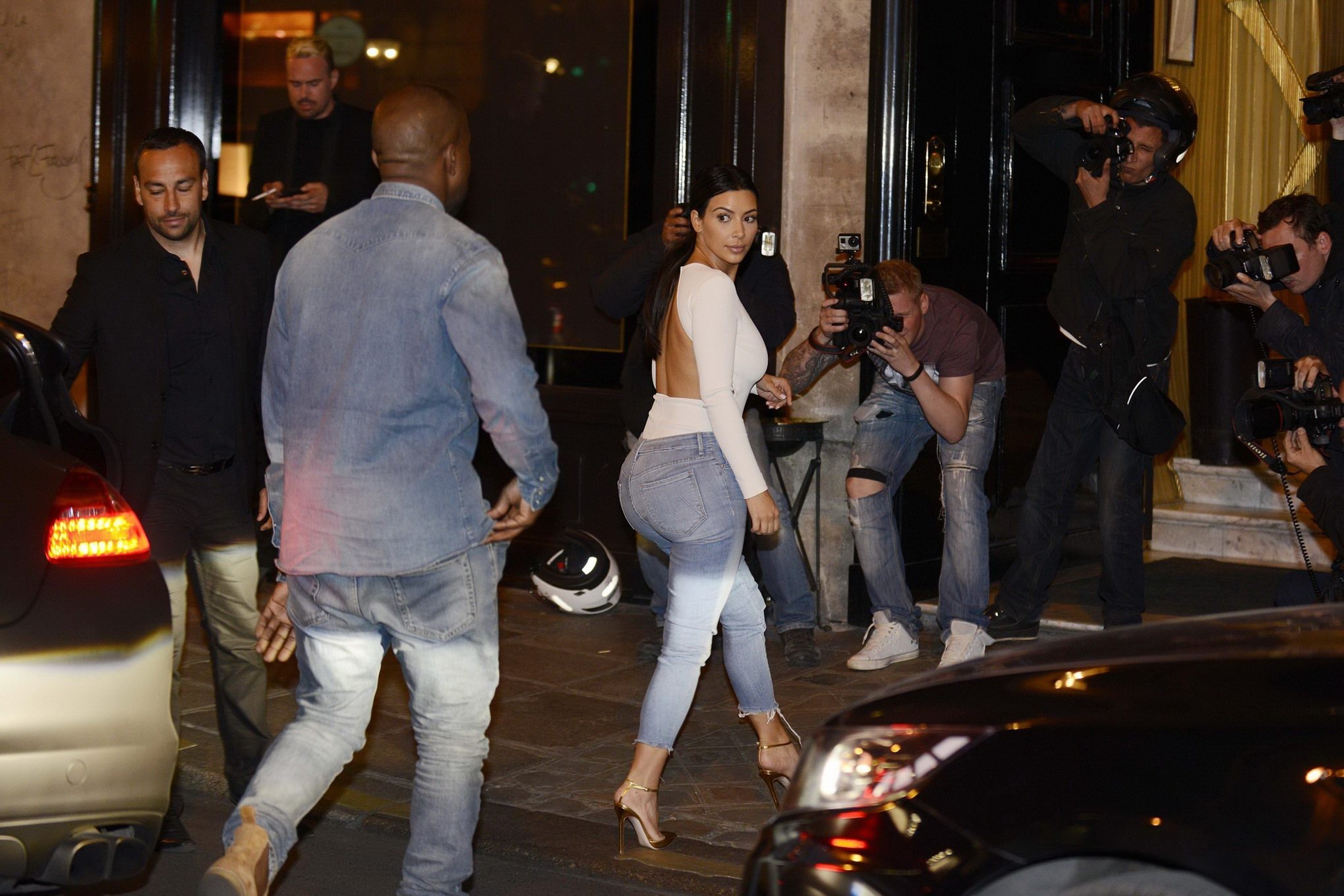 Kim Kardashian mostra il suo corpo formoso indossando top stretto e jeans fuori a Parigi
 #75195746