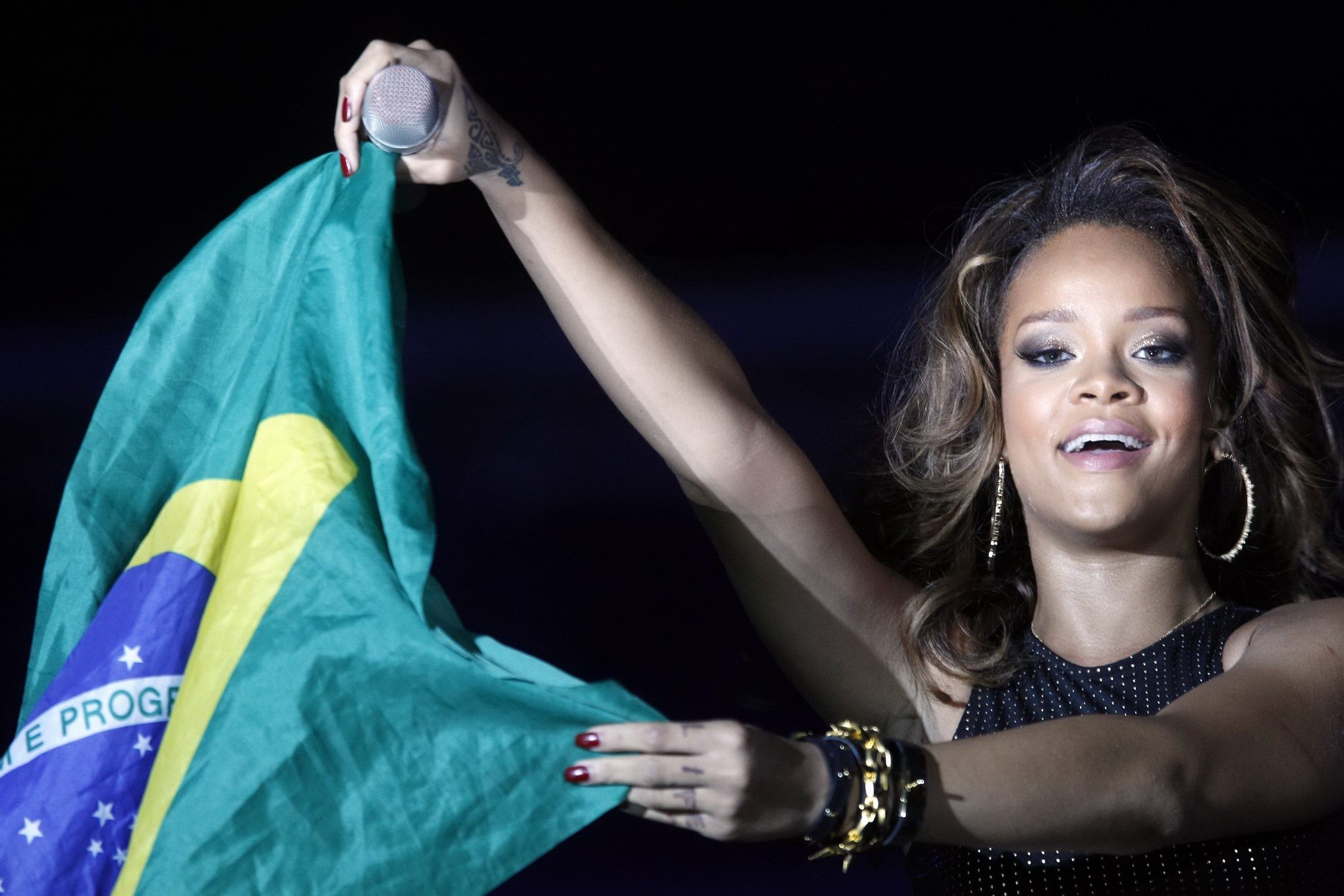 Rihanna che palpeggia il suo proprio culo alla prestazione in nilson nelson arena, brasilia
 #75287655