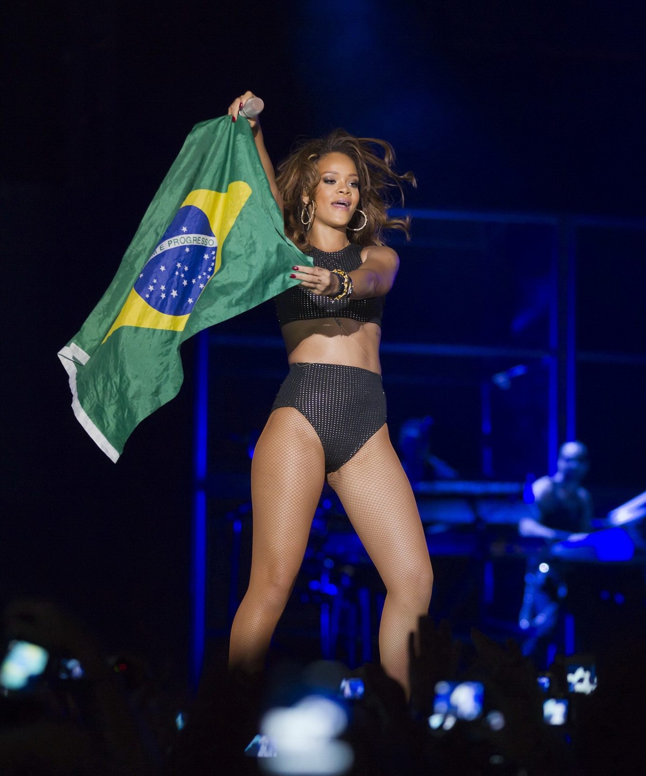 Rihanna che palpeggia il suo proprio culo alla prestazione in nilson nelson arena, brasilia
 #75287670