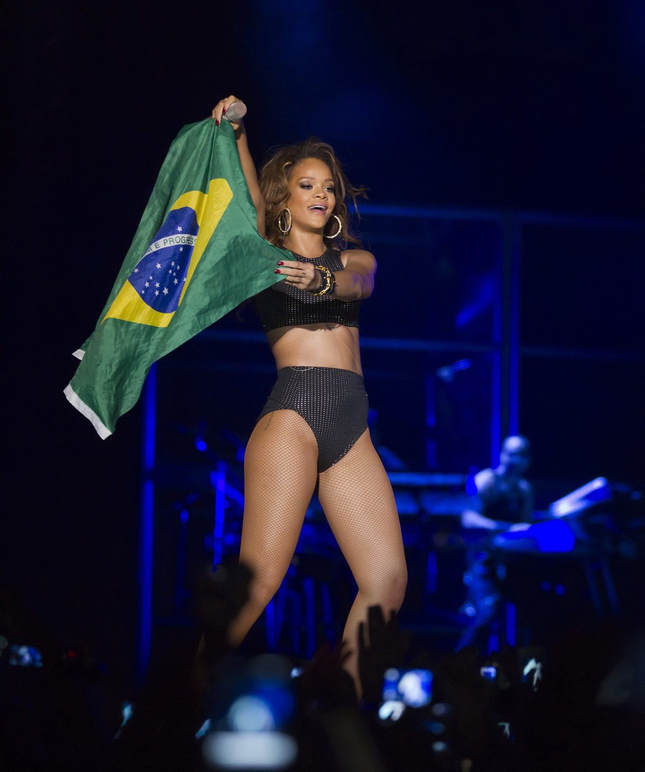 Rihanna che palpeggia il suo proprio culo alla prestazione in nilson nelson arena, brasilia
 #75287678