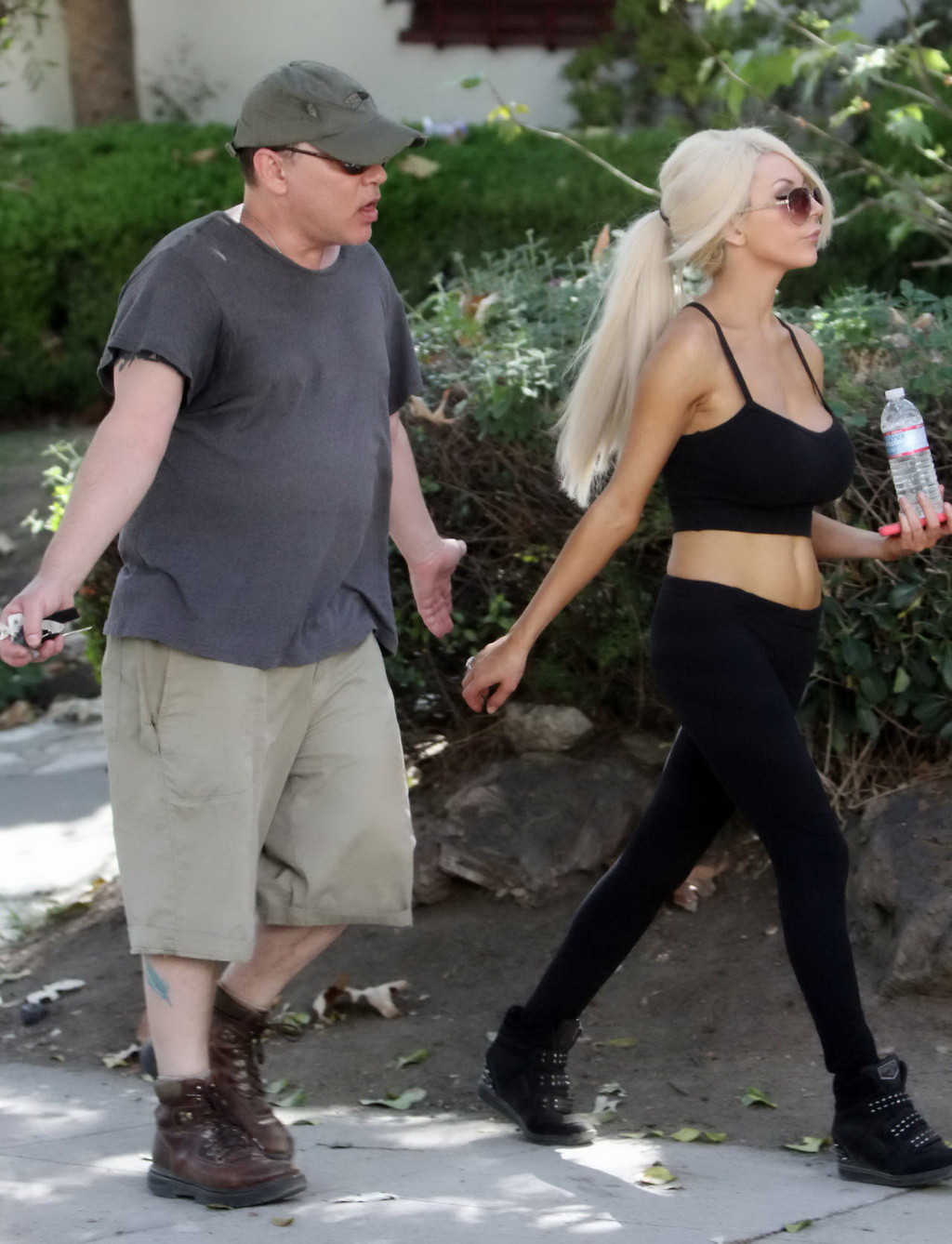 Courtney stodden busty in reggiseno nero e collant all'aperto
 #75199202